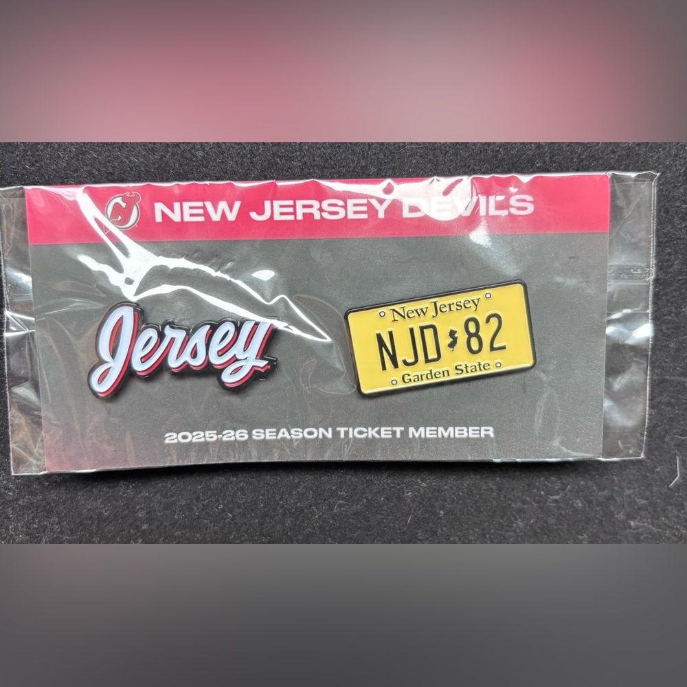 NHL NJ Devils License Plate and Jersey Pins. NWT
